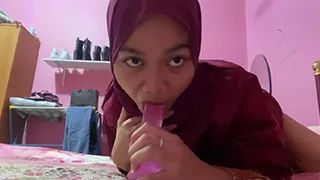 Clara Belajar Sepong Pake Dildo