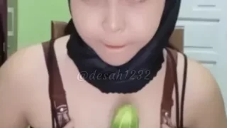 Cewe Jilbab Cantik Live Show Pake Timun