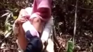 Jilbab Pink Melayu Main Di Hutan